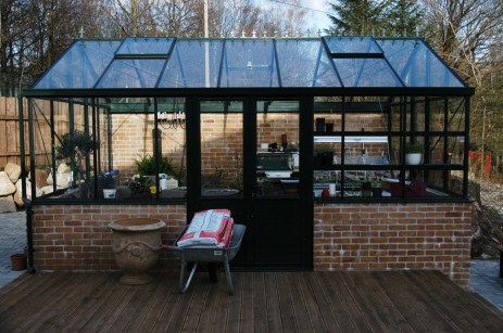 Sekker med jord som skal brukes til prosjekt sommerblomster.