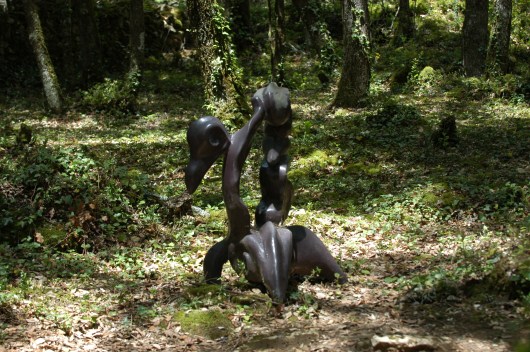 Det var også en hagedel med moderne skulpturer.