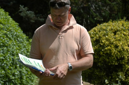 I en del av hagen fikk vi en oversikt over plantene. Her blir informasjonen nøye studert.