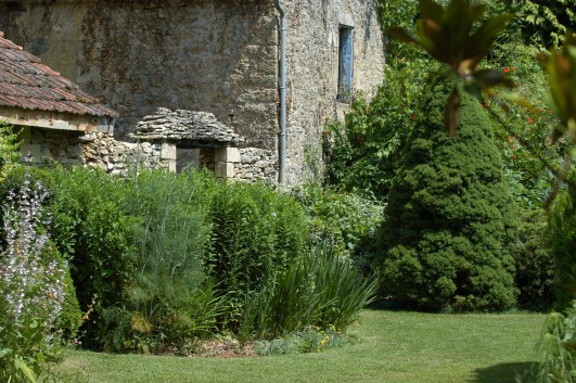 Husene i området er utrolig sjarmerende og det samme gjaldt dette stedet. En av hagedelen lå rundt det og det var riktig koselig å vandre rundt i den.